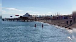 1 января туристы купаются в озере Иссык-Куль