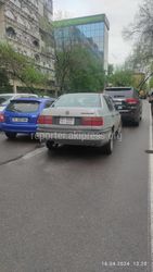 «Джип Гранд Чероки» и «Фольксваген» припаркованы на тротуаре по Манаса. Фото