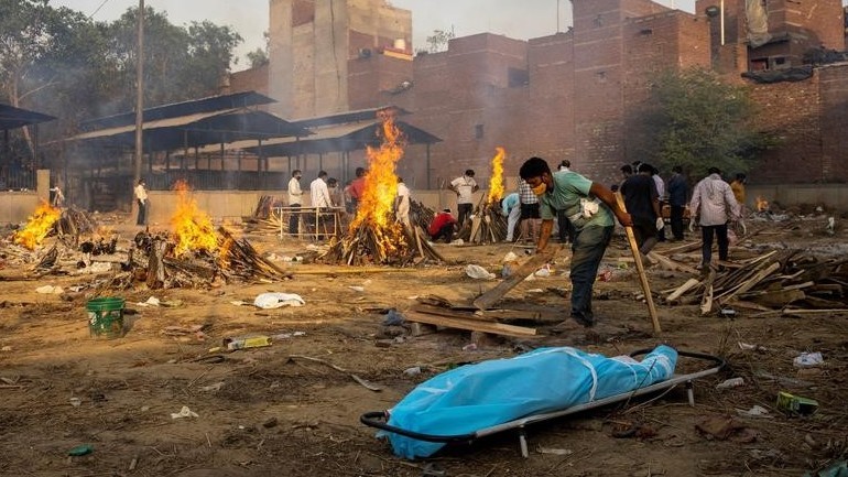 Трупы умерших от коронавируса людей сжигают прямо на улице из-за нехватки мест | Фото: Reuters