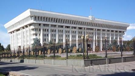 Школе достаточно и 100 сомов в месяц с учеников на тряпки, мел и канцелярию, - представитель комитета Жогорку Кенеша