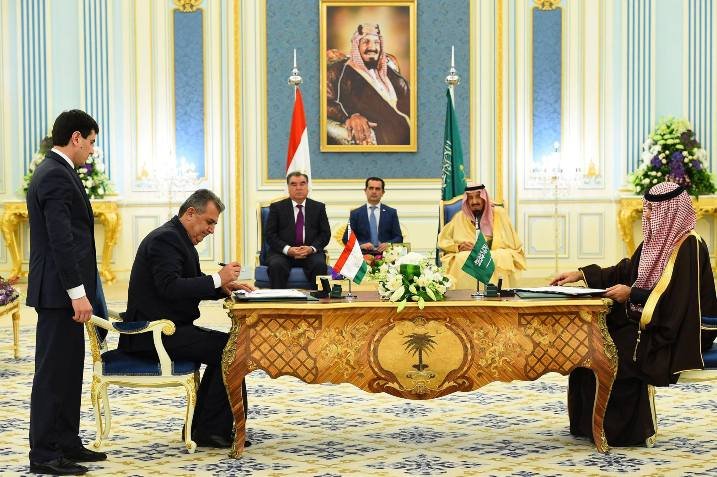 Саудовской Аравии с президентом Таджикистана. Эмомали Рахмон в Саудовской Аравии. Настольные флажки Таджикистан и Саудовская Аравия.