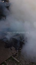 В Бишкеке сгорело заброшенное здание кафе площадью 50 кв.м.