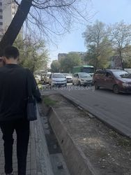 На велодорожку на Токтогула продолжают парковать машины