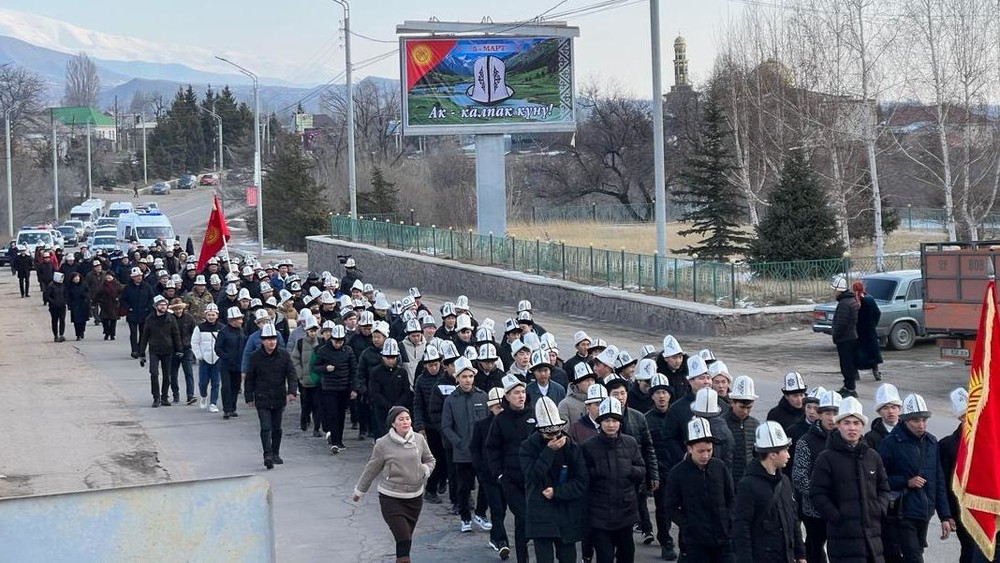 Чолпон-Ата шаарында ак калпакты даңазалалоо максатында жөө жүрүш өттү