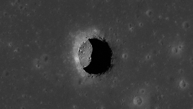 Ученые предполагали, что «лунные ямы», подобные этой, могут быть входами в пещеры — теперь у них есть доказательства.