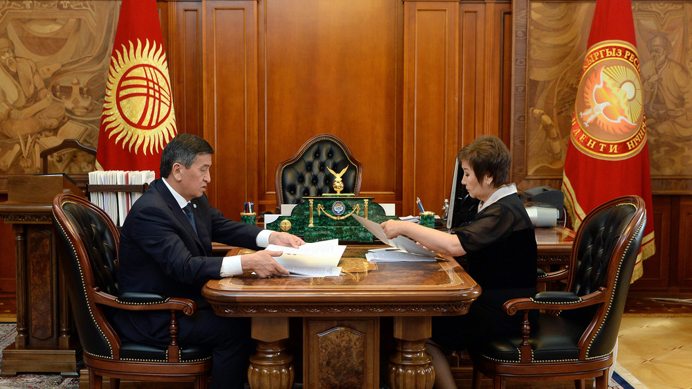 Акипресс кыргызча. Кабинет президента Кыргызстана. Акипресс. Supreme Court of Kyrgyzstan. Фото Жээнбеков с стаканом..