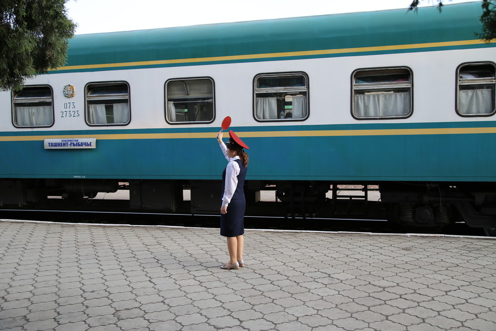 Поезд тараз. Поезд Ташкент Бишкек Иссык-Куль. Поезд Ташкент Балыкчи. Поезд Бишкек Балыкчи. Бишкек Ташкент поезд.