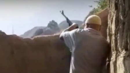 Таджикские граждане с оружием. Кадр из видео на границе, снятое и распространяемое таджикской стороной