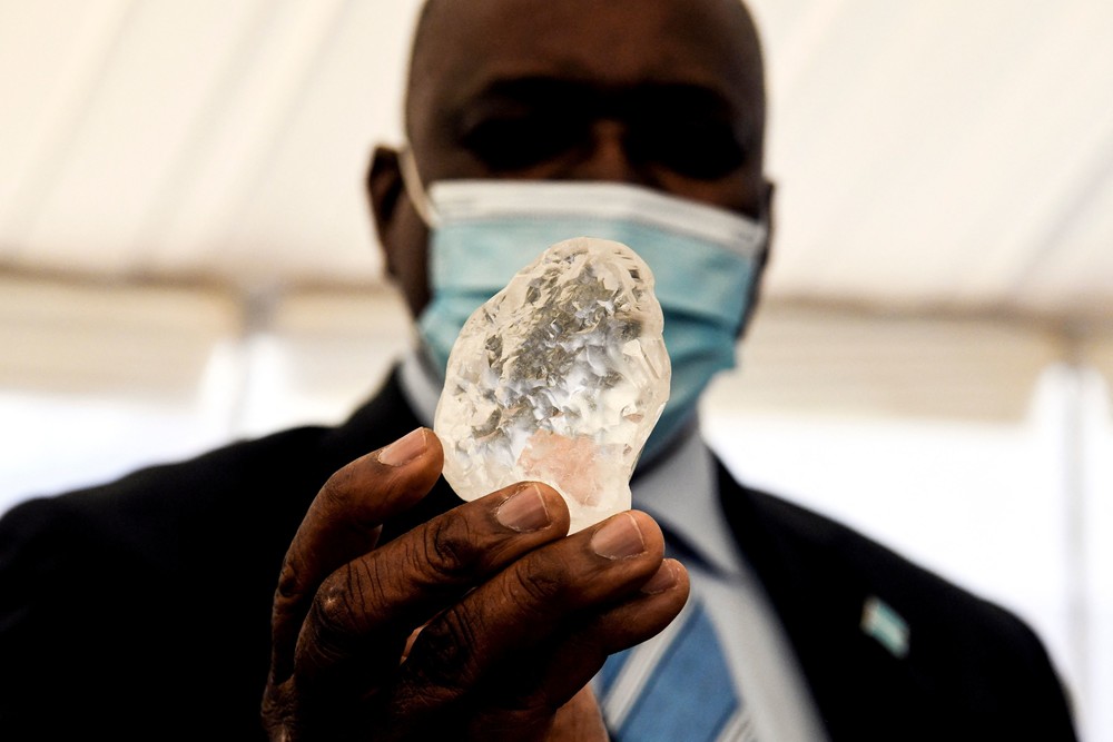 Президент Мокгвитси Масиси держит в руках камень в Габороне