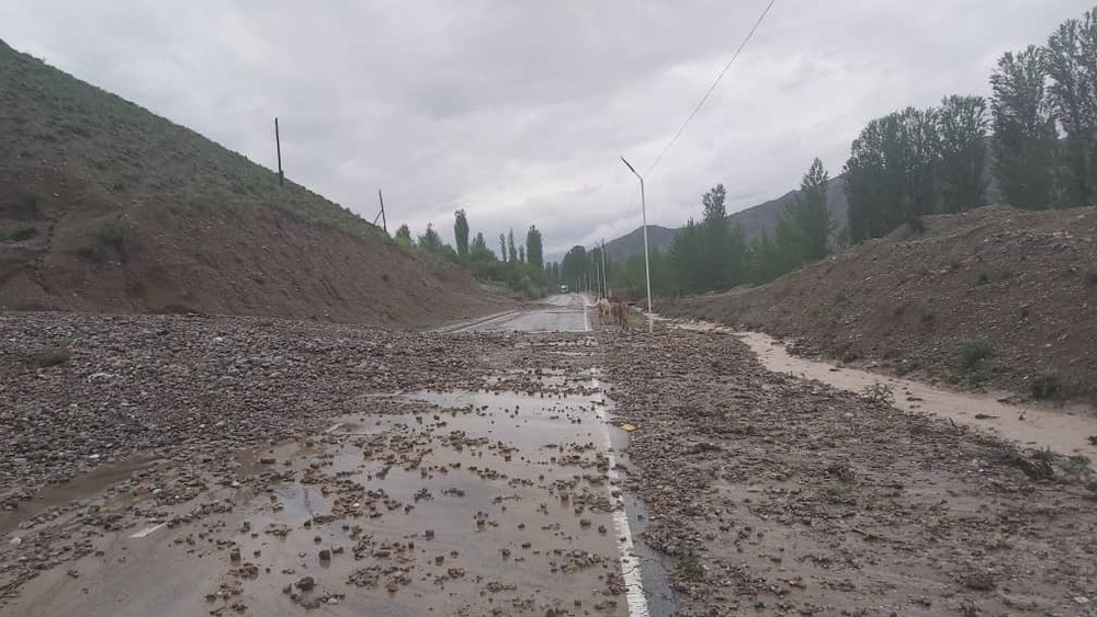 Киргизия сель. Сель Кыргызстан. Селевые потоки Кыргызстана. Селевой поток Таджикистан. Село Исфана.