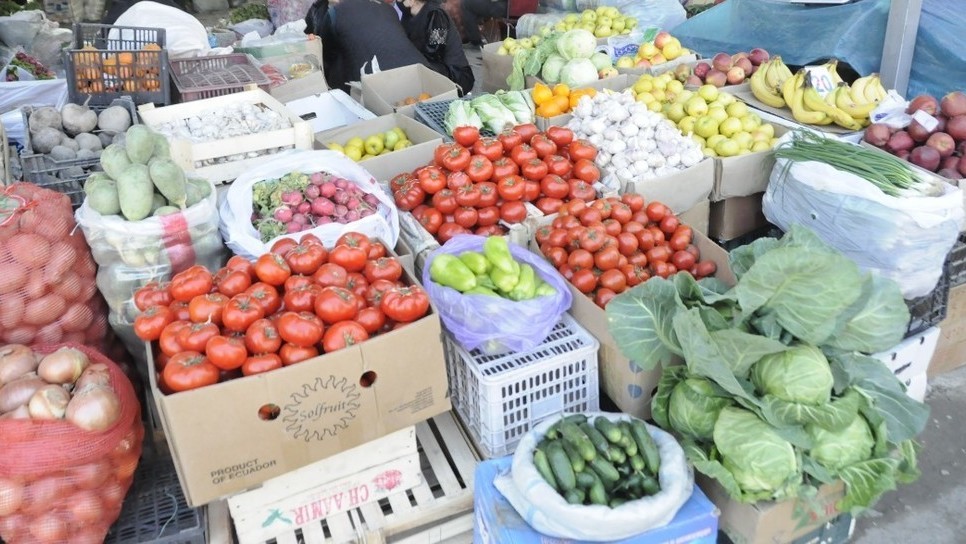 Fruits cost. Фрукты и овощи Кыргызстан. Бишкек базар овощи и фрукты. Фрукты Кыргызстана. Овощной рынок Бишкека.