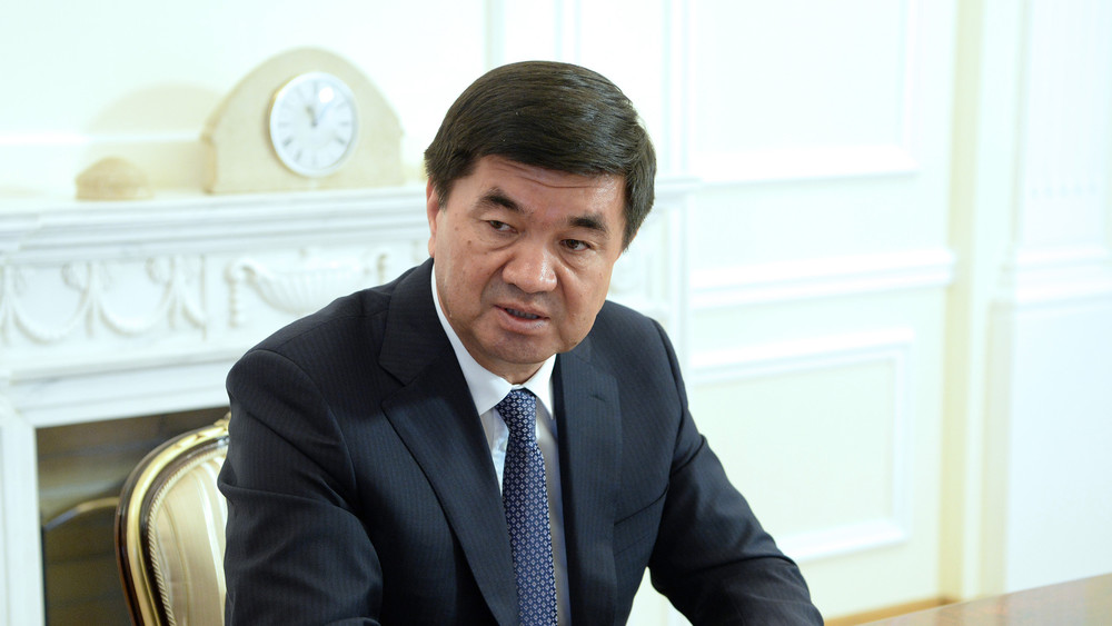 Статьи киргизии. Фото премьер министром Абылгазиев.