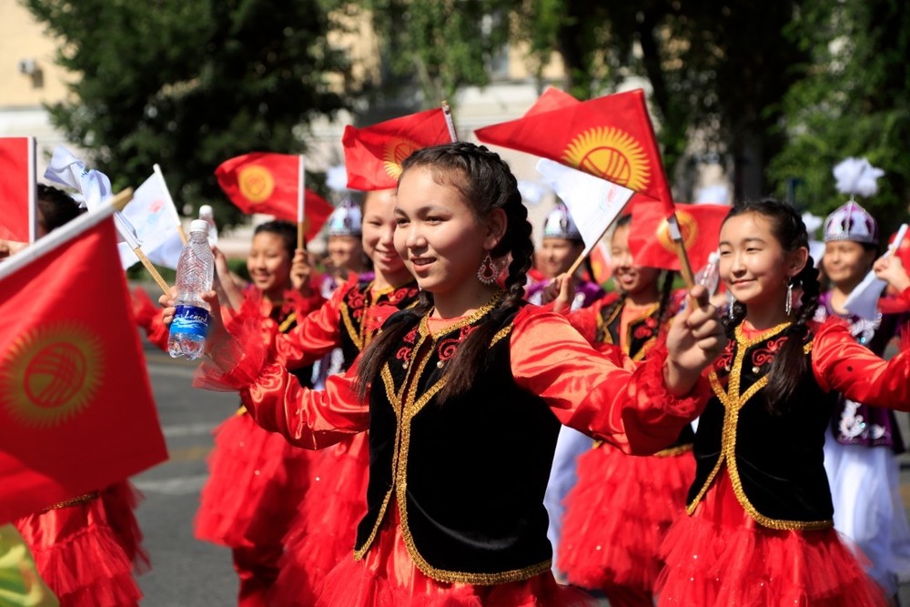 Киргизы страна. Кыргызстан люди. Киргизия народ. Счастливые дети Кыргызстана. Дружба народов Кыргызстан.