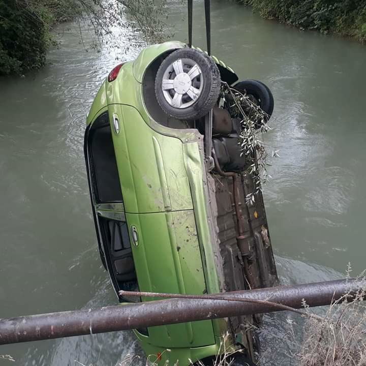 Машины падают в воду. Автомобиль упал в воду. Машина упала в воду. Машину вытаскивают из воды. Вытягивают машину из воды.