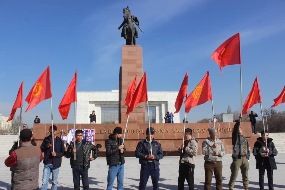 Новости ала. На площади ала-ТОО памятник Манаса. Площадь ала-ТОО Бишкек статуя Манаса. Площадь ала ТОО Садыр. Площадь ала-ТОО памятник Манасу великодушному.