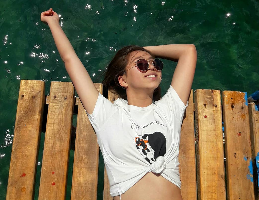 Девчонки на иссык куле. Кули девушка. Иссык-куль пляж девушки. Фотоохота на девушек на пляже. Лена куликова.