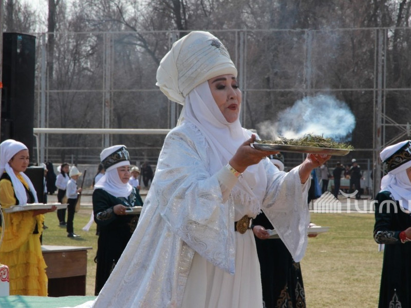 Нооруз. С праздником Нооруз. Нооруз аластоо. Наурыз Киргизия. Наурыз в Кыргызстане.